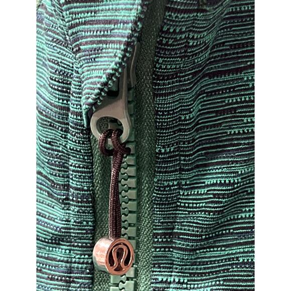 Lululemon Set: Define Jacket Sz 6, Black Capris Sz 4 & Shopping Bag - Picture 6 of 17